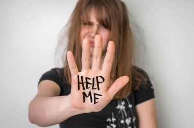 Üzgün kadın bana mesaj yardım eliyle gösteriyor