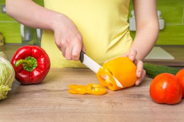 Kadın Kesme Biber Salatası - taze sebze kavramı