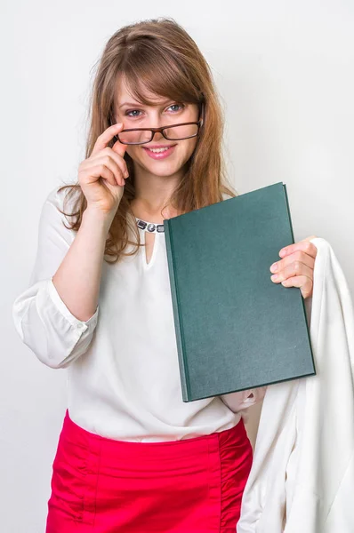 Glückliche Absolventin mit ihrer Dissertation über Weiß — Stockfoto