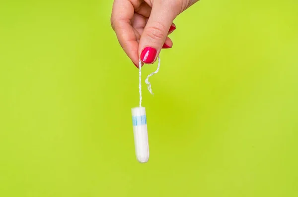 Menstruáció tampon a kezében tartó női — Stock Fotó