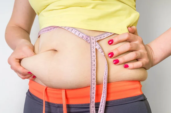 Mulher com excesso de peso com fita métrica conceito obesidade — Fotografia de Stock