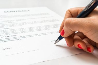 İş kadını ofiste sözleşme belge imzalama