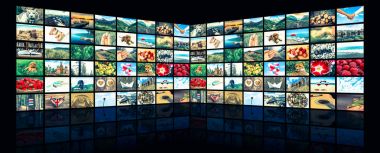 Büyük bir multimedya yayın video duvar oluşturan ekranlar