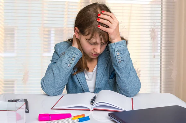 Depressief zakenvrouw in het kantoor — Stockfoto