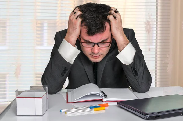 Empresário cansado com laptop no escritório — Fotografia de Stock