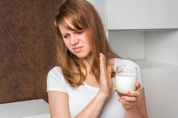 Mulher com problema de lactose está sofrendo de dor de estômago — Fotografia de Stock