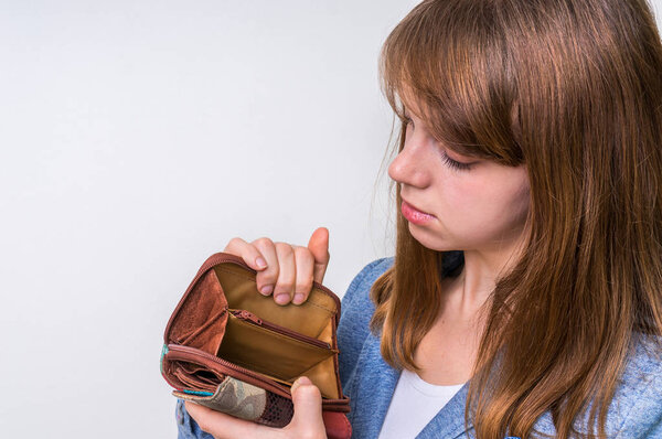 Woman holding an empty wallet, she hasn't money