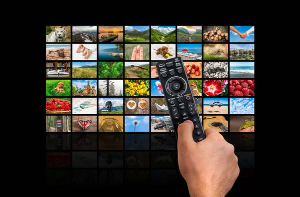 Grande parede de vídeo de transmissão multimídia com controle remoto — Fotografia de Stock