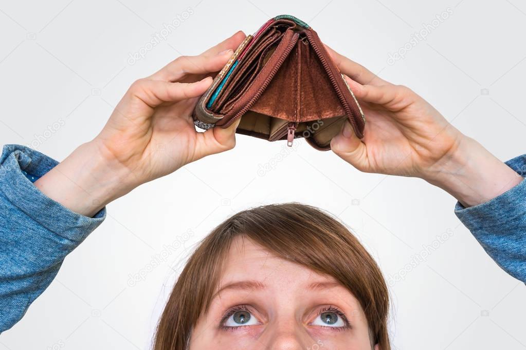 Mujer sosteniendo una cartera vacia no tiene dinero Foto de stock andriano cz 151818654