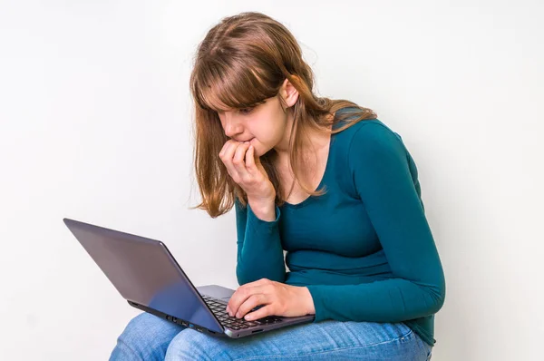 Kadın sırt ağrısı - kötü duruş kavramı acı çekiyor