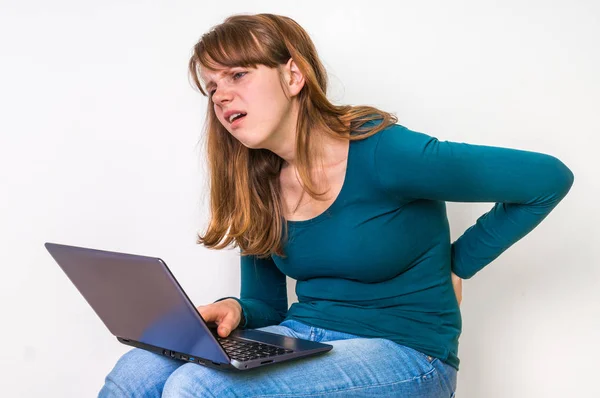 Frau leidet unter Rückenschmerzen - Haltungsfehler — Stockfoto