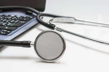 Close-Up stetoskop ve dizüstü bilgisayar