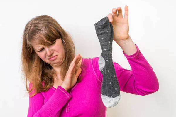 Kvinna med stinkande socka makens — Stockfoto