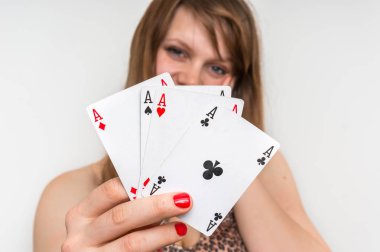 Güzel kız poker kartları gizler
