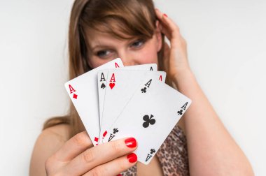 Güzel kız poker kartları gizler