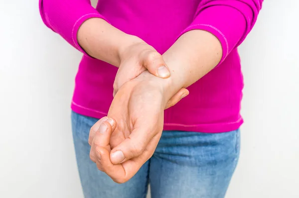 Mano femminile che controlla il battito cardiaco sul polso — Foto Stock