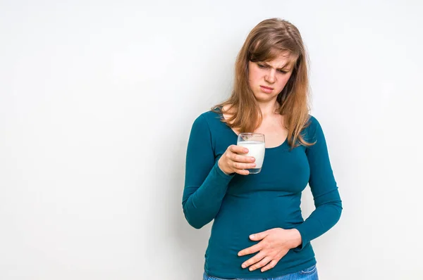 Laktoz sorunu olan kadın mide ağrısı çekiyor — Stok fotoğraf