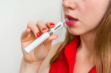 Bir kadın tutarak ve e-sigara yakın çekim