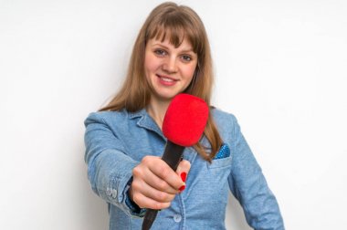 Kırmızı mikrofon röportaj yapma ile gazeteci