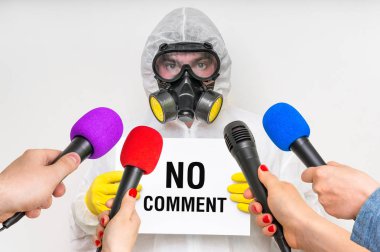 Gaz Maskeli adam ile röportaj yapma gazetecilere