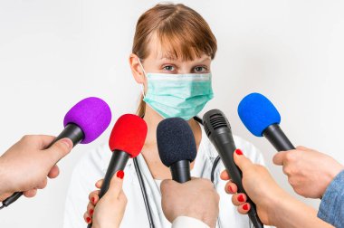 Kadın doktor ile röportaj yapma gazetecilere