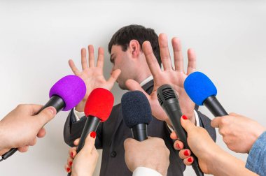 Gazetecilere genç işadamı ile röportaj yapma