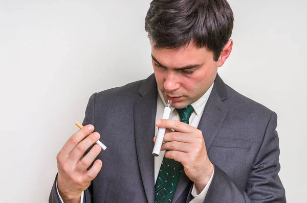 Affärsman är att jämföra elektronisk cigarett och tobak cigare — Stockfoto