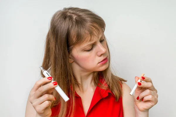 Vrouw met tabak sigaret en elektronische sigaret — Stockfoto