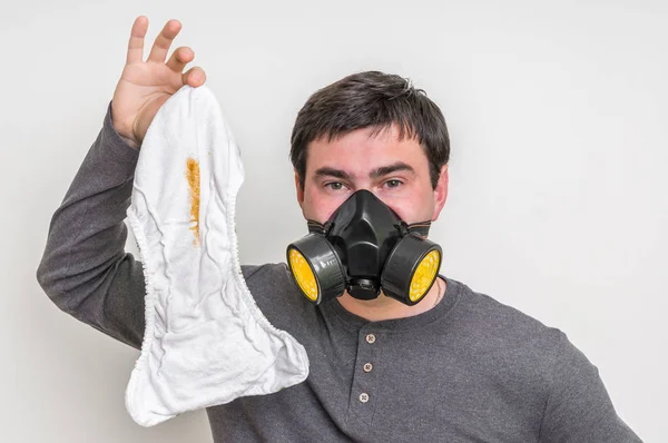 Père avec masque à gaz changeant la couche puante — Photo