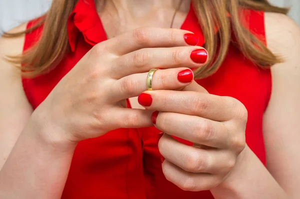 La mujer se quita su anillo de bodas - concepto de divorcio —  Fotos de Stock