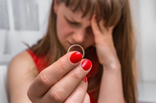 Mujer está sosteniendo anillo de boda - concepto de divorcio — Foto de Stock