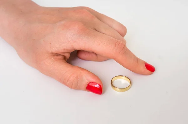 Mano femenina con anillo de bodas - concepto de divorcio —  Fotos de Stock