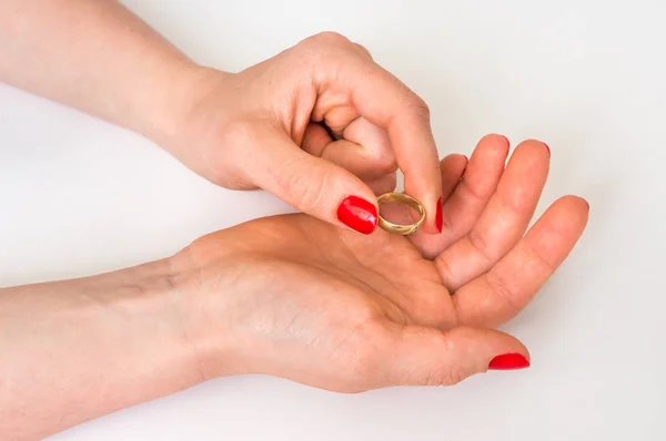 Mão feminina com anel de casamento - conceito de divórcio — Fotografia de Stock