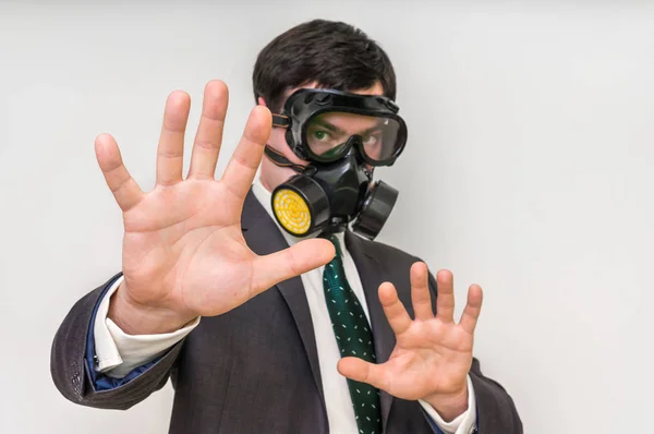 Homme d'affaires avec masque à gaz montre geste d'arrêt — Photo