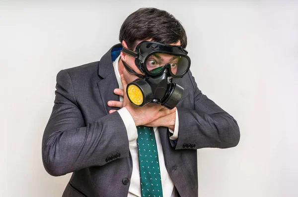 Podnikatel s plynovou masku nemůže dýchat špatný vzduch — Stock fotografie