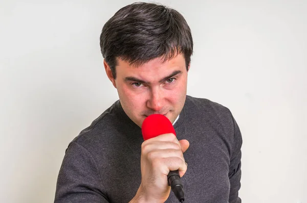 Uomo elegante con microfono rosso — Foto Stock