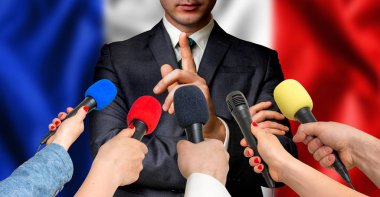 Fransız adayı gazetecilere - gazetecilik kavramı konuşuyor