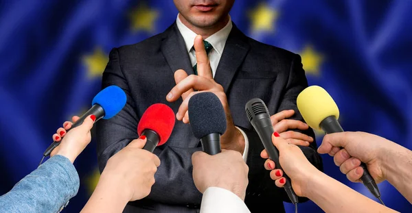 Европейский кандидат говорит с журналистами - концепция журналистики — стоковое фото