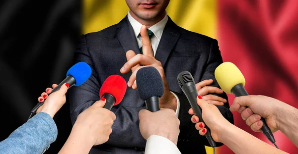Belgischer Kandidat spricht mit Reportern - Journalismuskonzept — Stockfoto