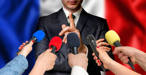 Candidato francês fala com repórteres - conceito de jornalismo — Fotografia de Stock