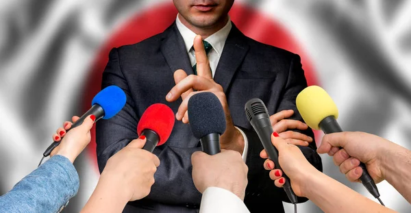 Candidato japonês fala com repórteres - conceito de jornalismo — Fotografia de Stock