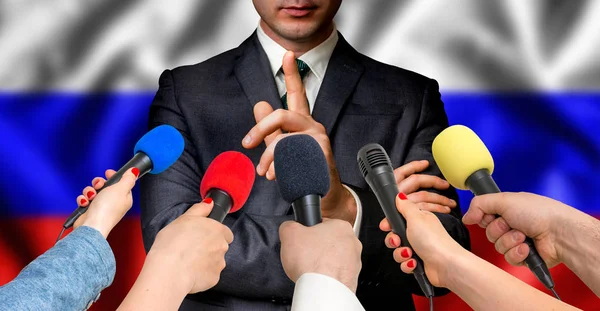 Un candidat russe s'adresse aux journalistes - concept de journalisme — Photo