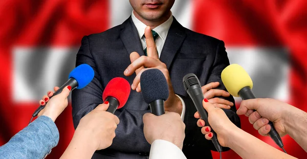 Szwajcarski kandydat mówi dziennikarzom - pojęcie dziennikarstwa — Zdjęcie stockowe