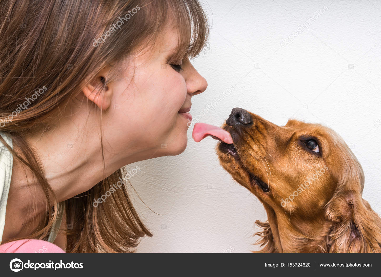 Niedlicher Hund leckt Gesicht einer Frau — Stockfoto © andriano_cz