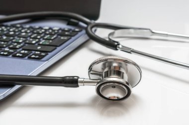 Close-Up stetoskop ve dizüstü bilgisayar