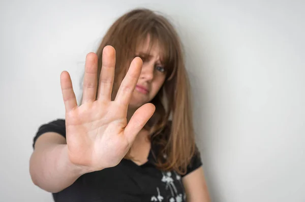 Femme montre geste d'arrêt avec sa main — Photo