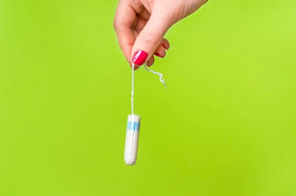 Menstruáció tampon a kezében tartó női — Stock Fotó