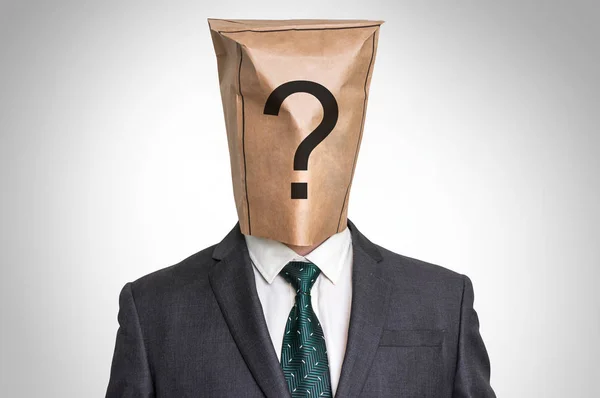Бізнесмен з сумкою на голові - з знаком питання — стокове фото