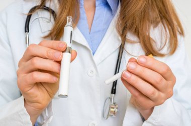 Doktor bir elektronik sigara veya Buharlaştırıcı sunar