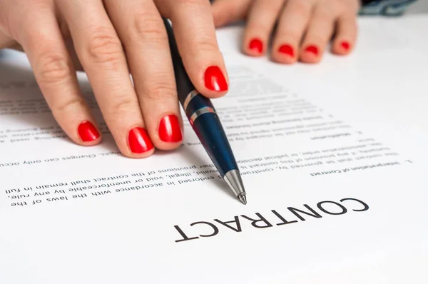 Feminino mão assinar contrato para concluir um acordo — Fotografia de Stock